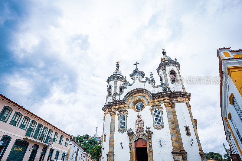 Sao Joao del Rei，米纳斯吉拉斯州，巴西:Nossa Senhora do Carmo教堂立面的街景